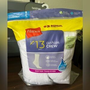 NEW Hanes Women’s White Crew Socks